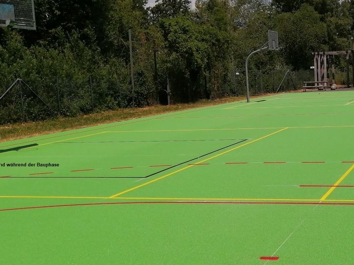 Der Sportplatz im Kurpark, welcher zum Großteil aus einem Basketballplatz besteht