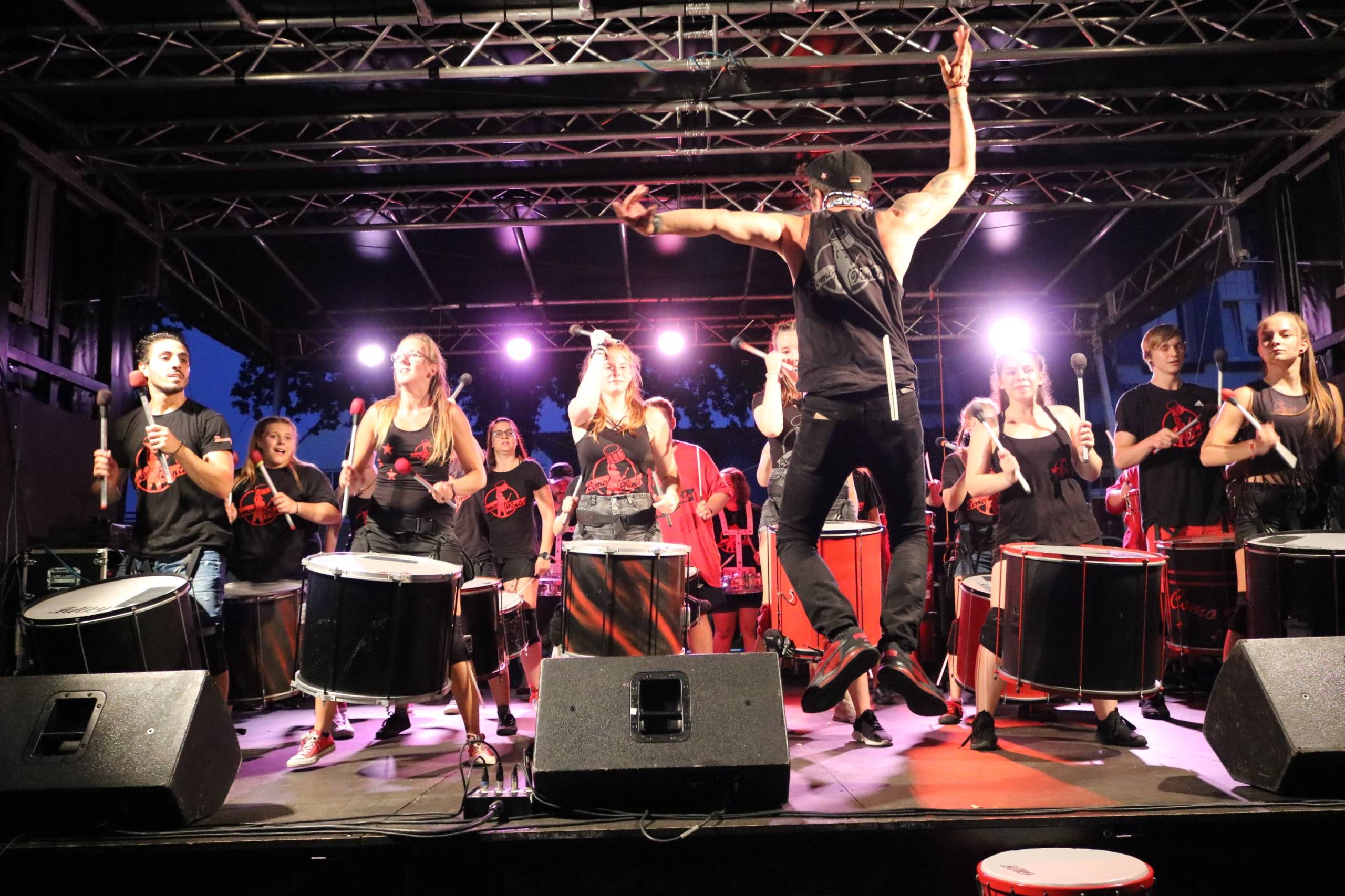 Foto der Sambagruppe Como Vento auf einer Bühne.