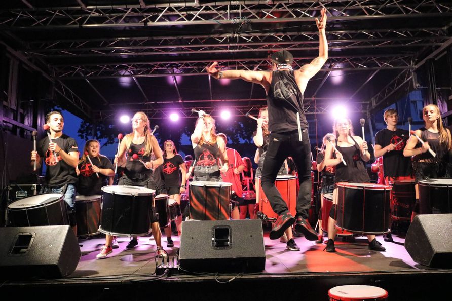 Foto der Sambagruppe Como Vento auf einer Bühne.