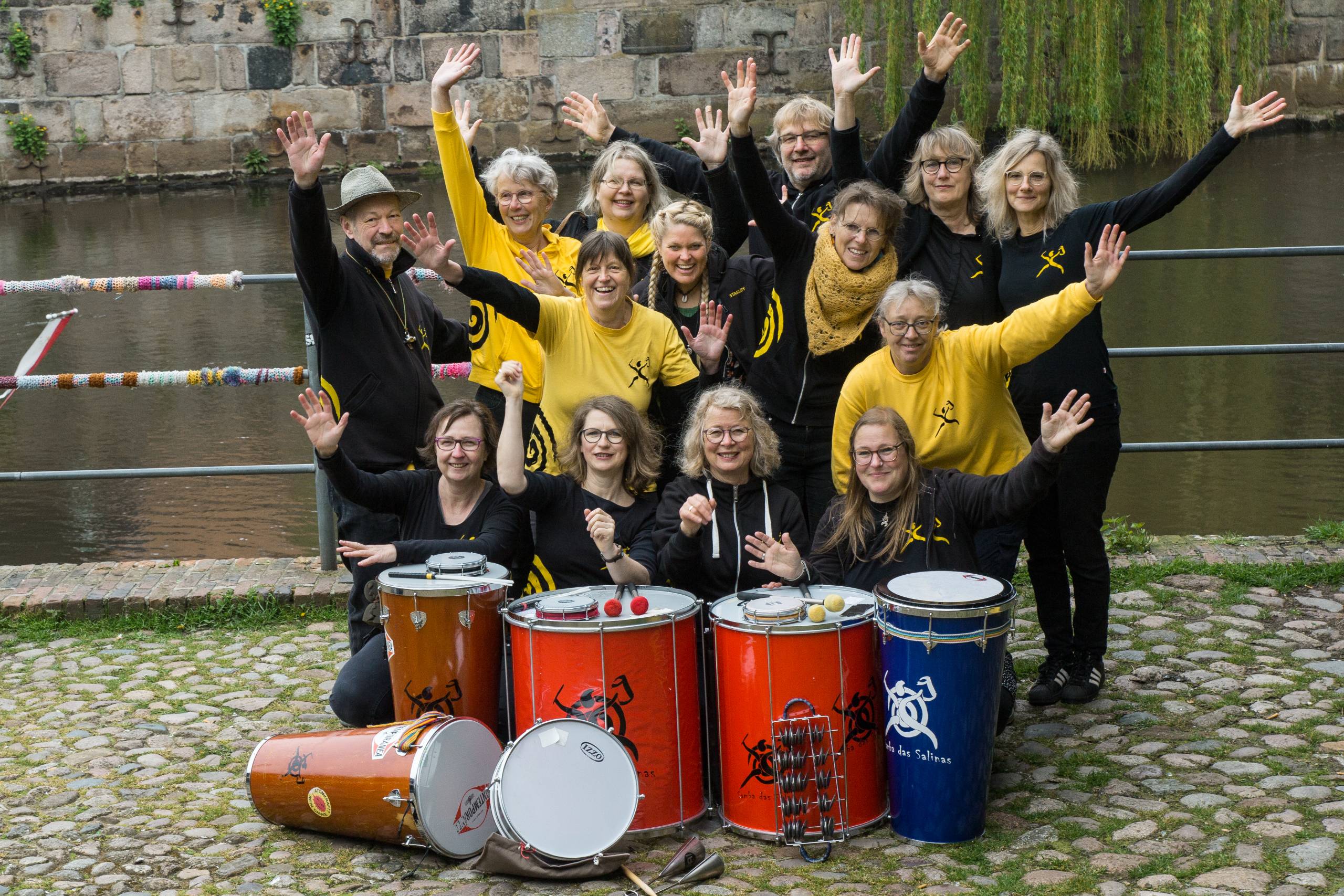 Gruppenbild der Sambagruppe Samba das Salinas mit ihren Trommeln.