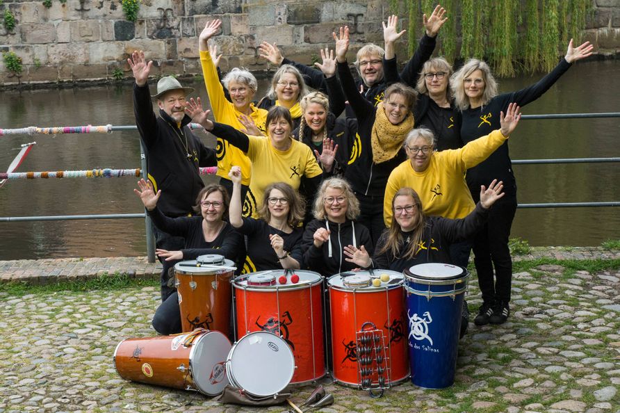 Gruppenbild der Sambagruppe Samba das Salinas mit ihren Trommeln.