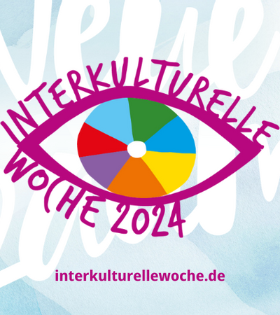 Ein pinkes Auge. Die Pupille ist in 7 verschiedenen Farben aufgeteilt. Am Rand des Auges steht "Interkulturelle Woche 2024". Im Hintergrund steht in Schreibschrift "neue Räume".