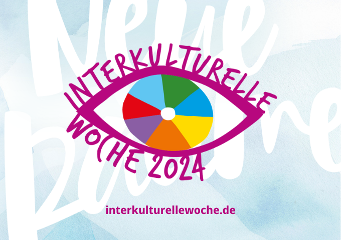 Ein pinkes Auge. Die Pupille ist in 7 verschiedenen Farben aufgeteilt. Am Rand des Auges steht "Interkulturelle Woche 2024". Im Hintergrund steht in Schreibschrift "neue Räume".