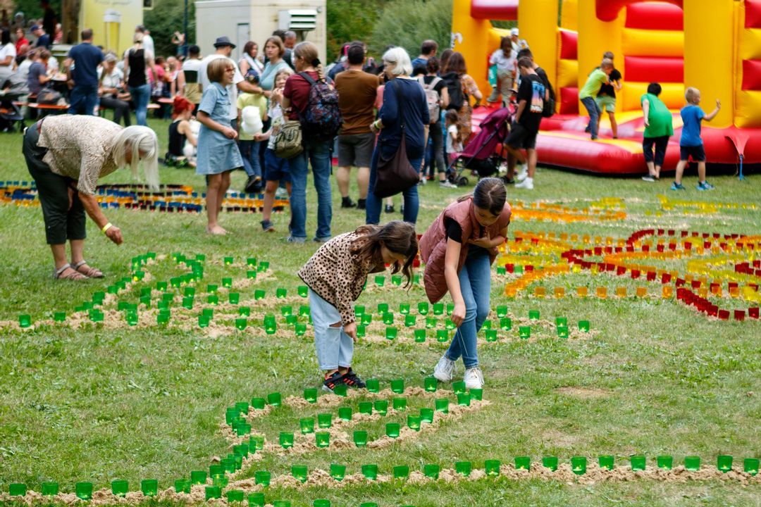 Gemeinsames Lichter anzünden beim Lichterfest