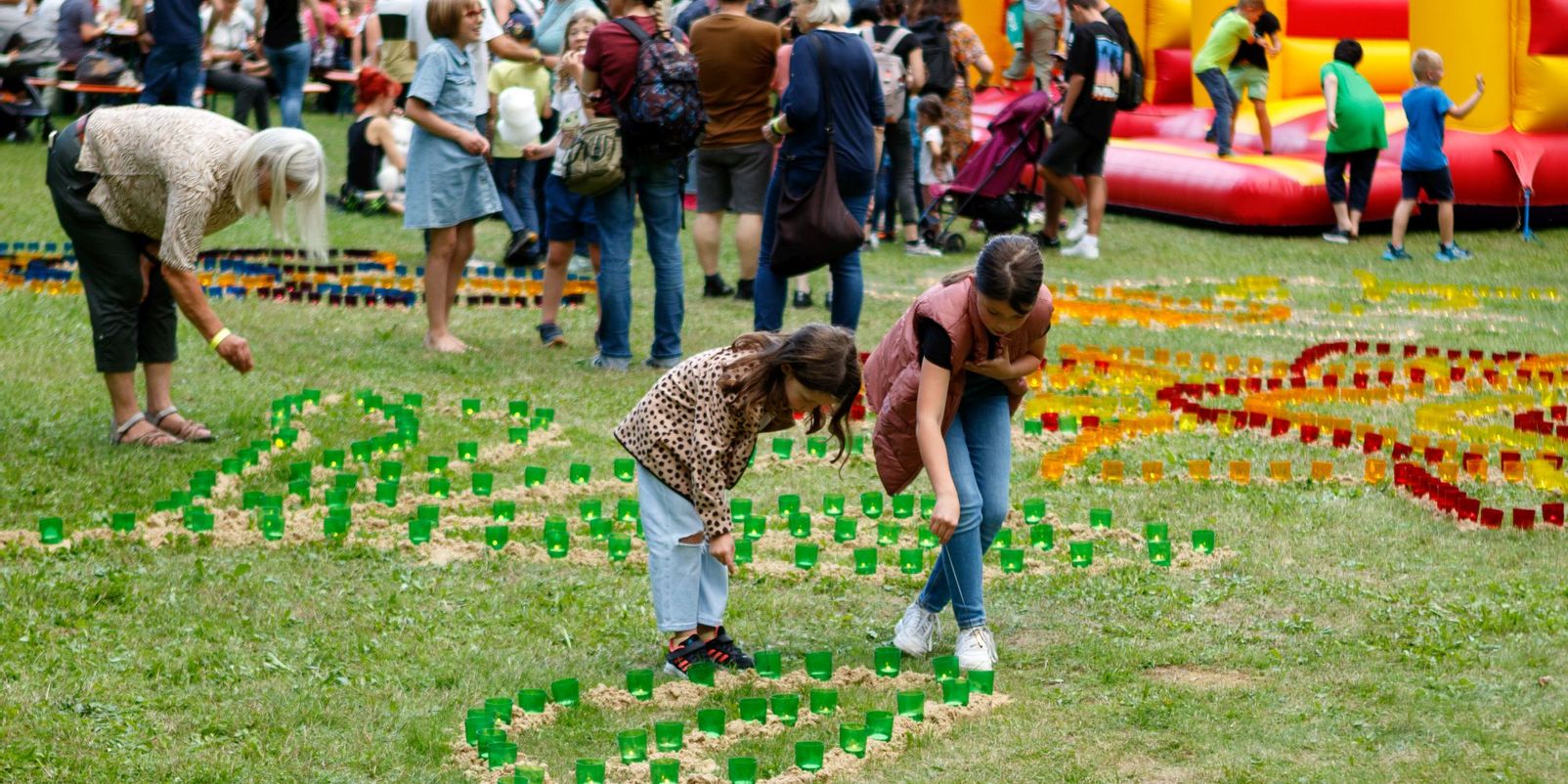 Gemeinsames Lichter anzünden beim Lichterfest