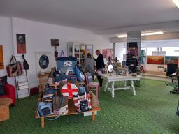 Der Bürgermeister und eine weitere Person im Pop-Up Store. Verkauft werden Taschen, Bilder und weitere Gegenstände.