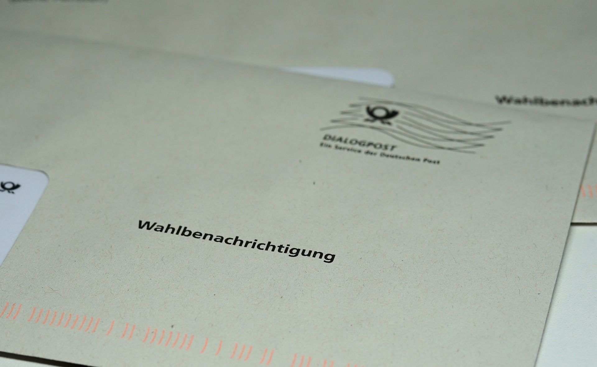 Zwei Briefe die mit "Wahlbenachrichtigung" beschrieben sind.