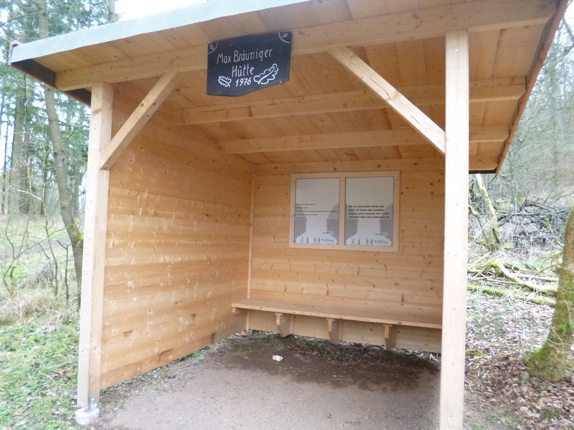Blick auf eine kleine offene Hütte mit einem Schild was die Aufschrift 
