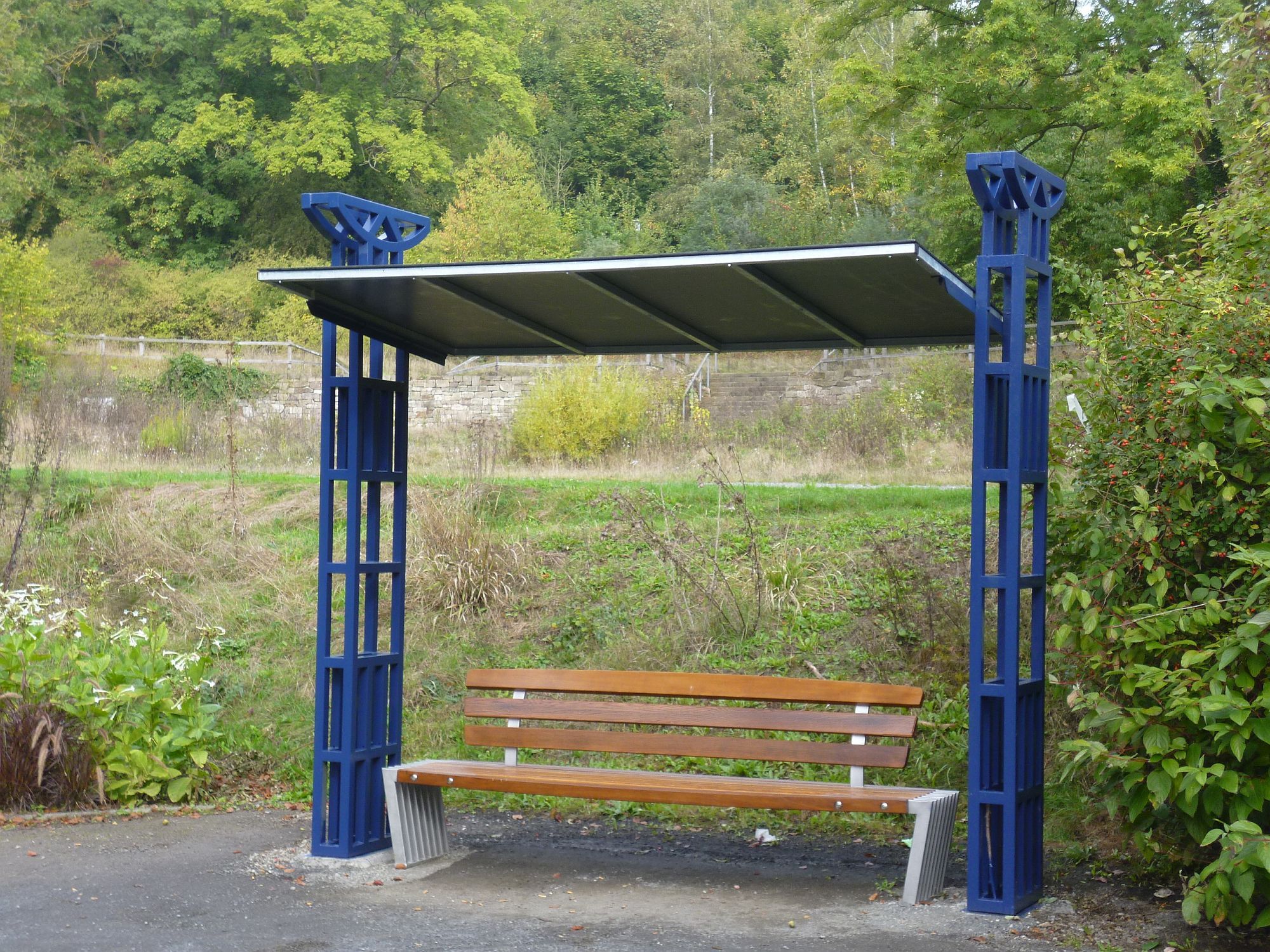 Eine überdachte Bank im Königsquellenpark Bad Wildungen