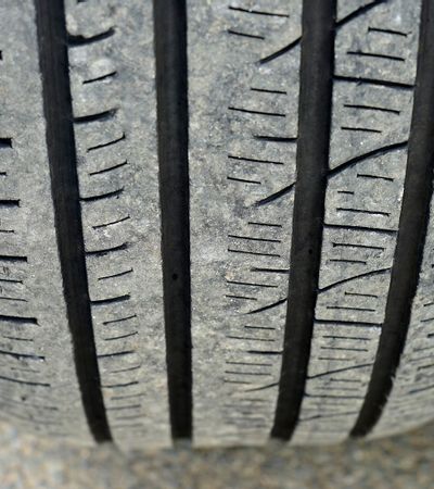 Nahaufnahme von einem dreckigen Reifen.