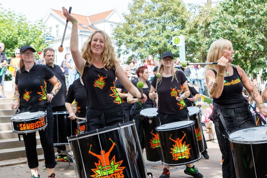 Bild der Sambagruppe Sambistas bei einem Auftritt mit ihren Trommeln.
