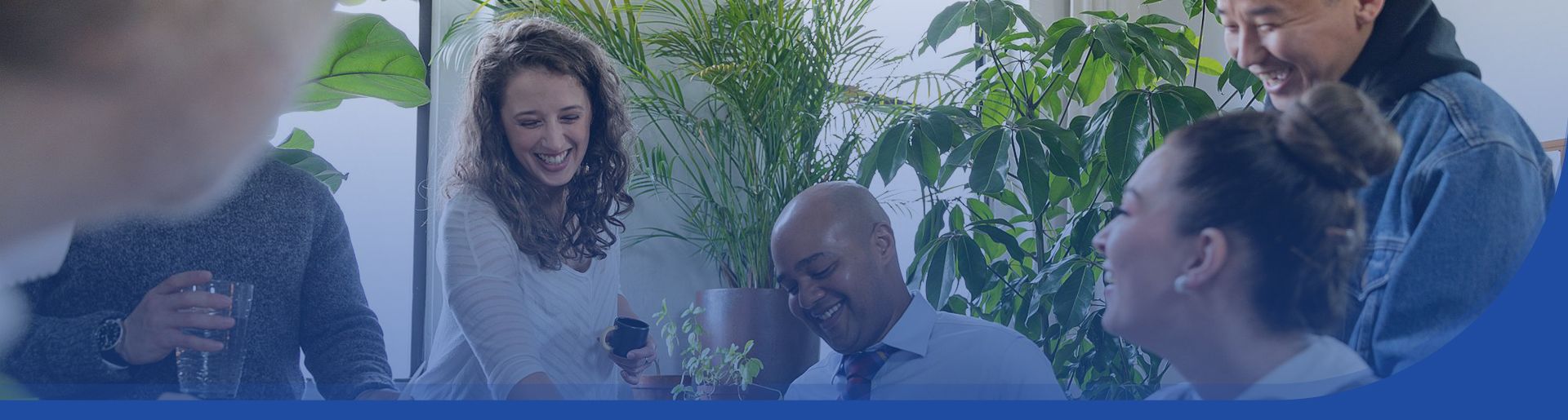 Eine Gruppe von Personen die zusammen am lachen sind