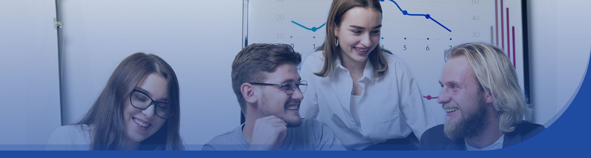 4 Leute unterhalten sich im Büro miteinander