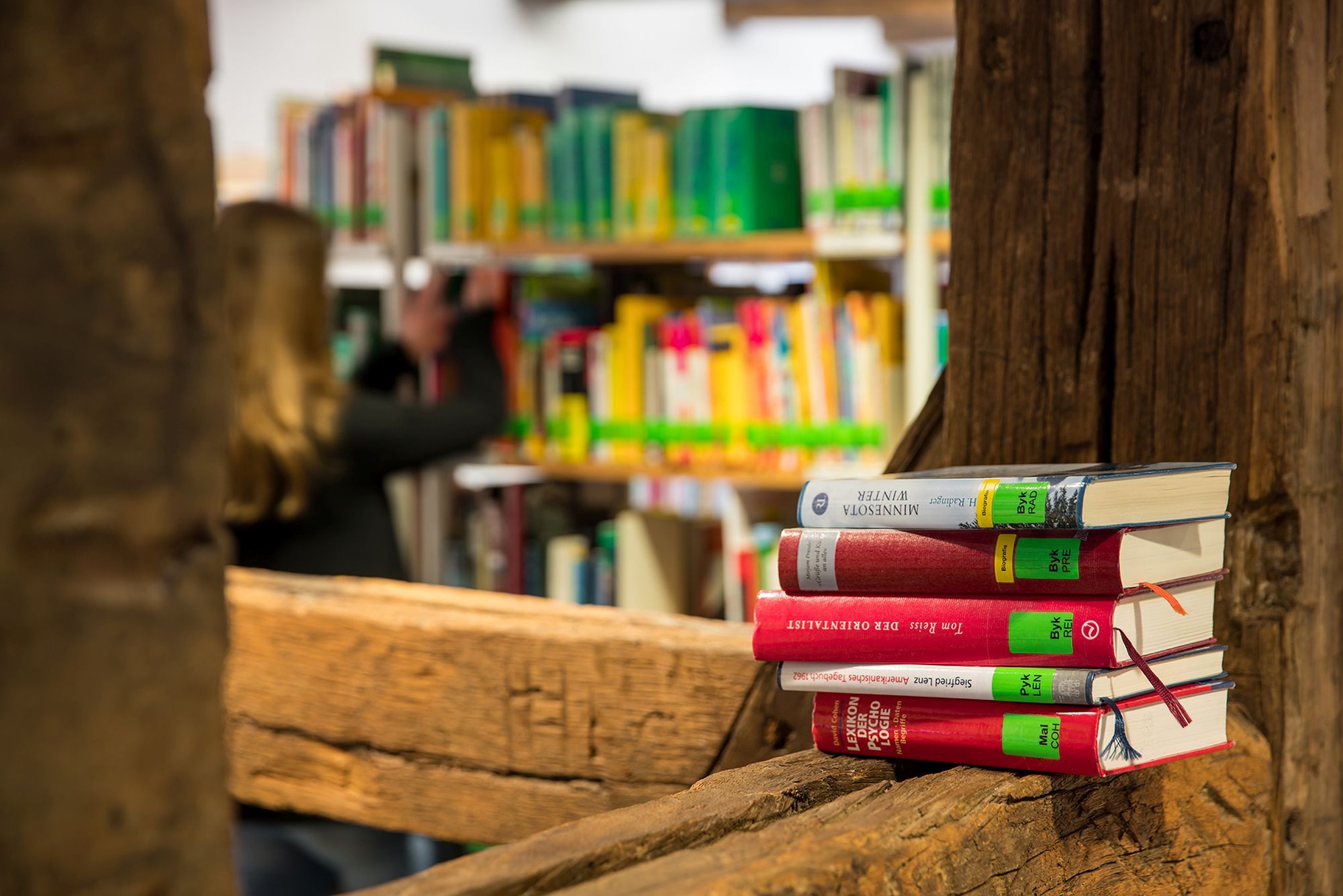 Nahaufnahme von Büchern aus der Stadtbücherei Bad Wildungen.