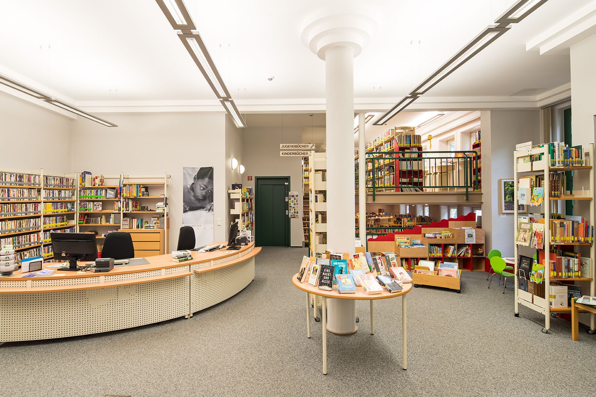 Aufnahme aus der Stadtbücherei Bad Wildungen. Zu sehen ist die Rezeption der Bücherei und Regale mit Büchern.