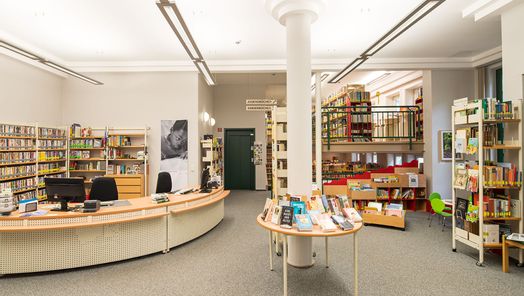 Aufnahme aus der Stadtbücherei Bad Wildungen. Zu sehen ist die Rezeption der Bücherei und Regale mit Büchern.