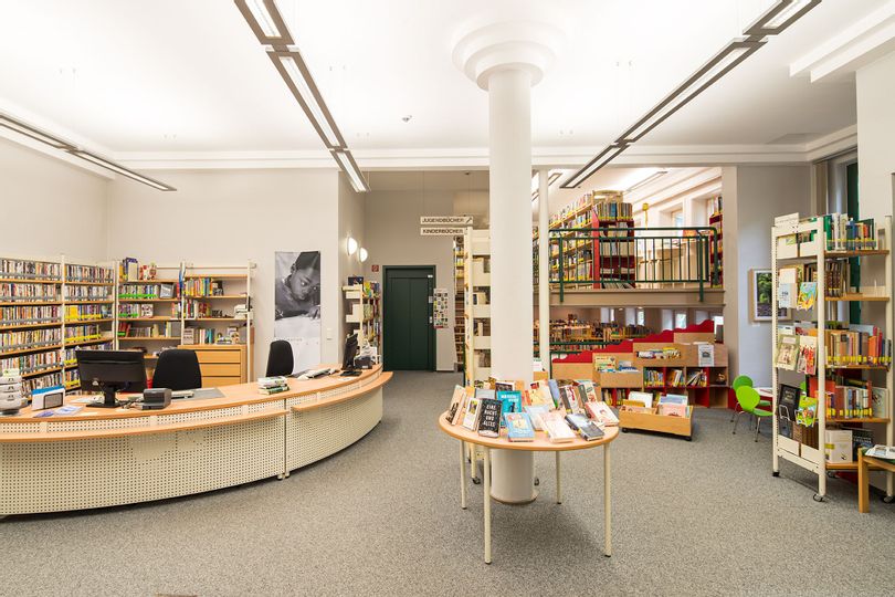 Aufnahme aus der Stadtbücherei Bad Wildungen. Zu sehen ist die Rezeption der Bücherei und Regale mit Büchern.