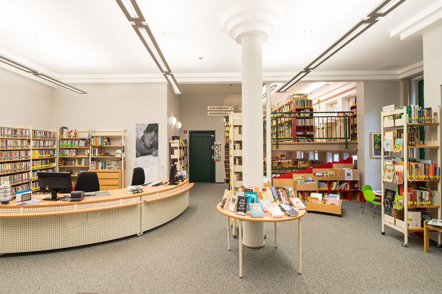 Aufnahme aus der Stadtbücherei Bad Wildungen. Zu sehen ist die Rezeption der Bücherei und Regale mit Büchern.