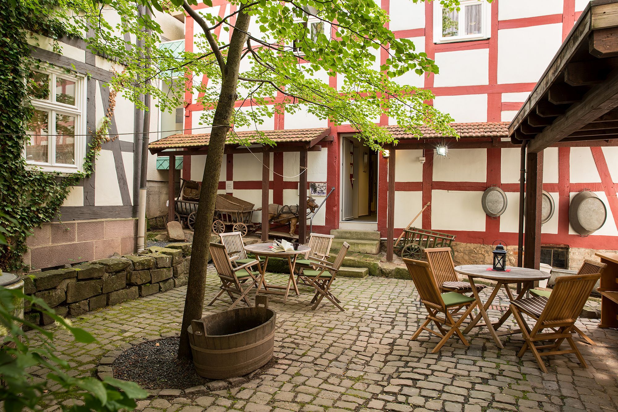 Zu sehen ist die Stadtbücherei und der Innenhof des Stadtmuseums.