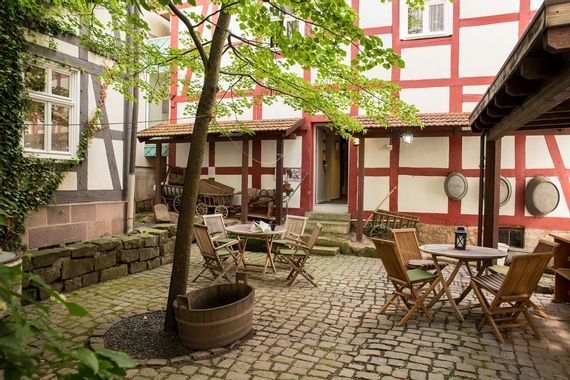 Zu sehen ist die Stadtbücherei und der Innenhof des Stadtmuseums.