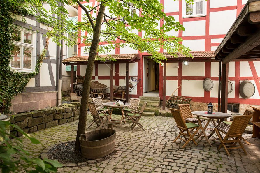 Zu sehen ist die Stadtbücherei und der Innenhof des Stadtmuseums.