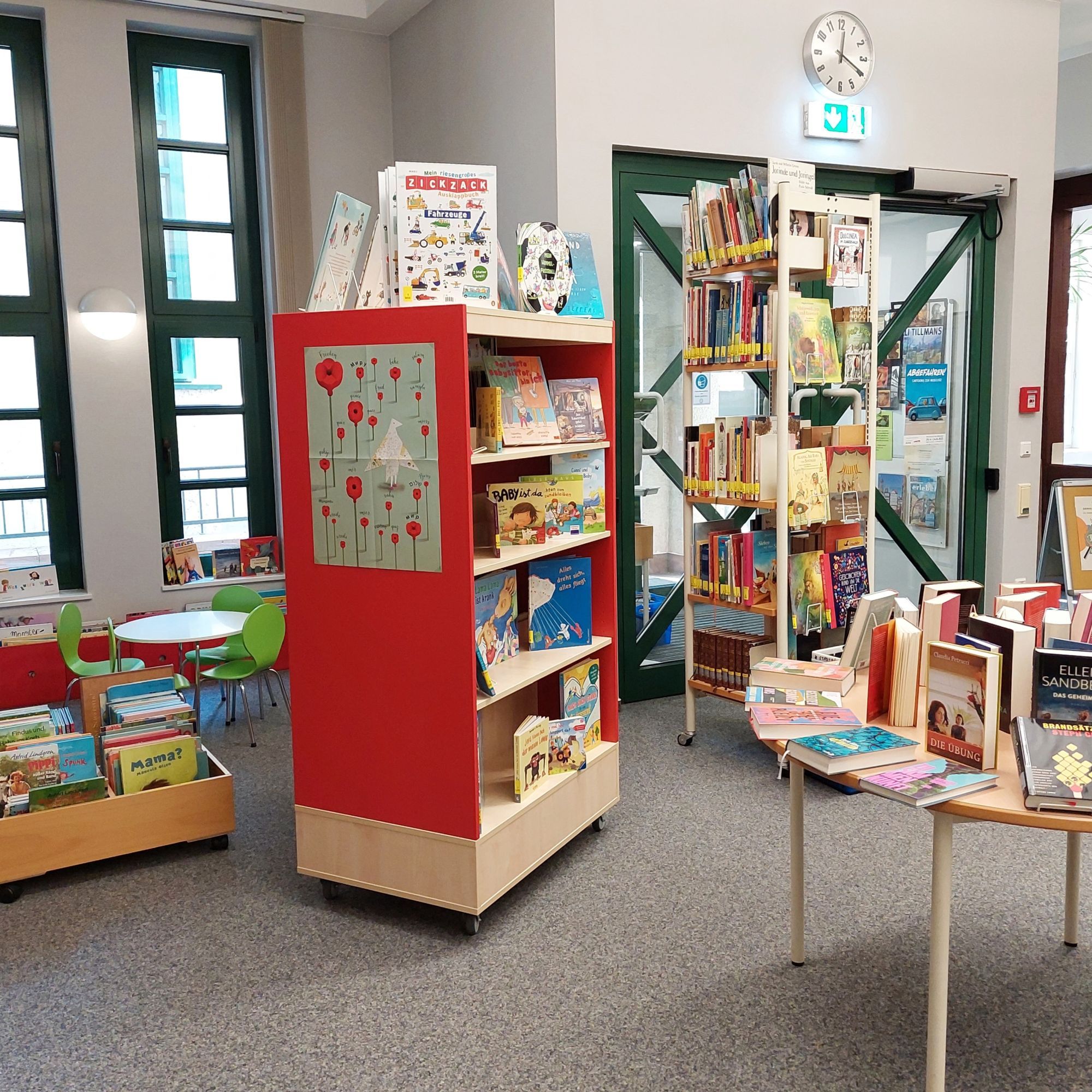 Innenaufnahme der Stadtbücherei Bad Wildungen. Zu sehen sind Kinderbücherregale.