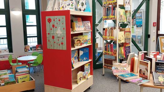 Innenaufnahme der Stadtbücherei Bad Wildungen. Zu sehen sind Kinderbücherregale.
