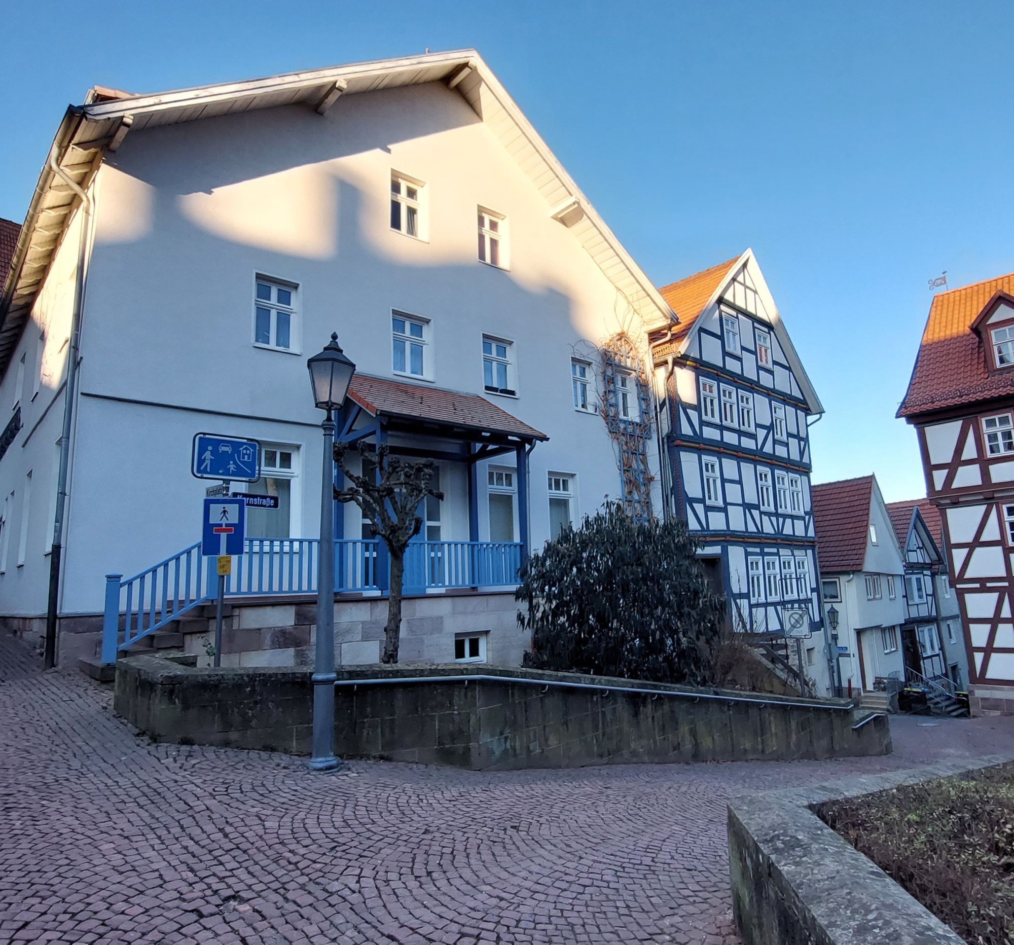 Aufnahme des Stadtarchivs in Bad Wildungen. zu sehen sind Fachwerkhäuser. Im Vordergrund ist das Stadtarchiv zu sehen.