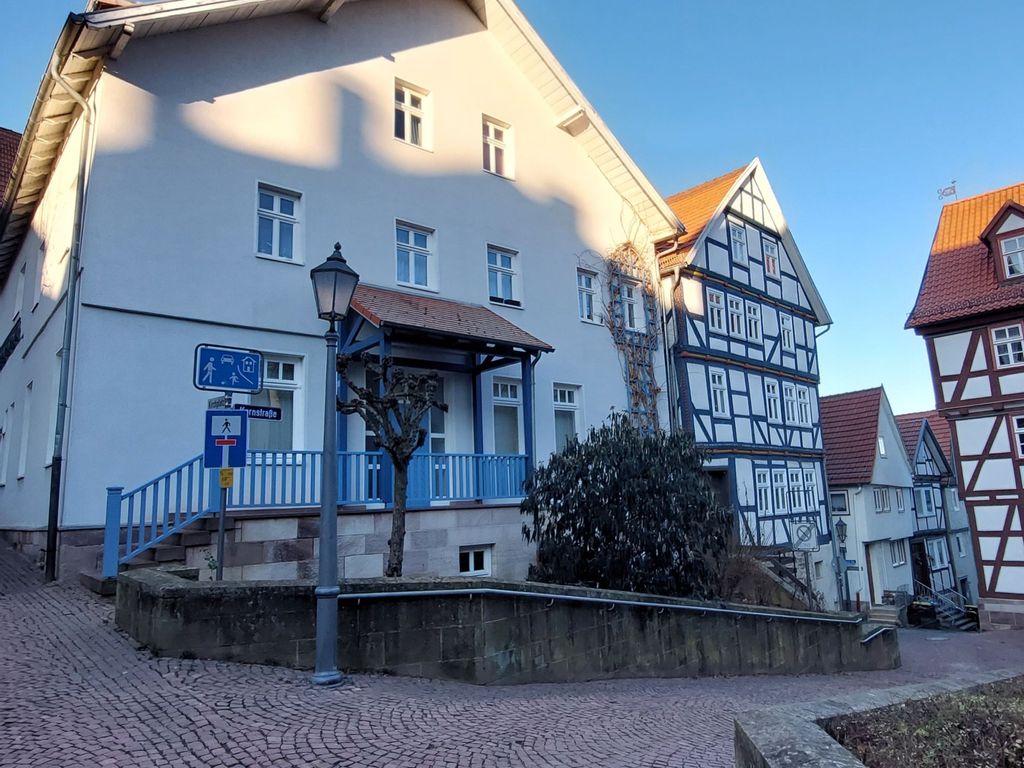 Aufnahme des Stadtarchivs in Bad Wildungen. zu sehen sind Fachwerkhäuser. Im Vordergrund ist das Stadtarchiv zu sehen.