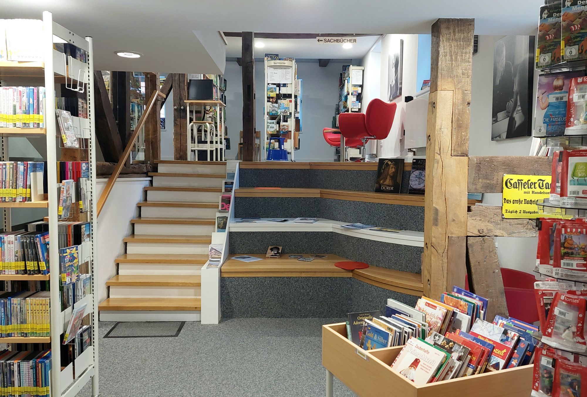 Aufnahme aus der Stadtbücherei. Zu sehen sind zwei Etagen mit Bücherregalen.