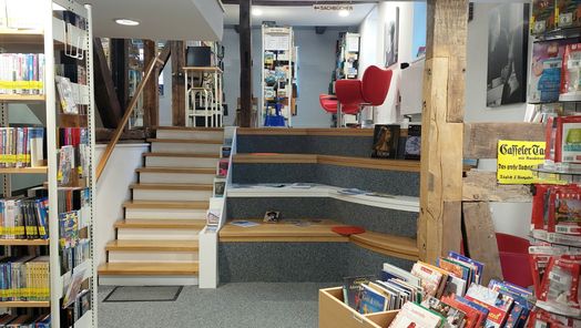 Aufnahme aus der Stadtbücherei. Zu sehen sind zwei Etagen mit Bücherregalen.