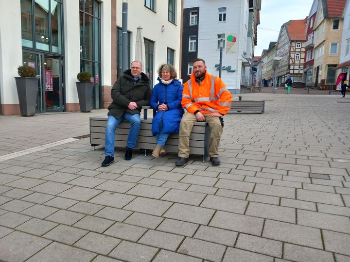 3 Personen sitzen auf einer Bank auf der Brunnenstraße