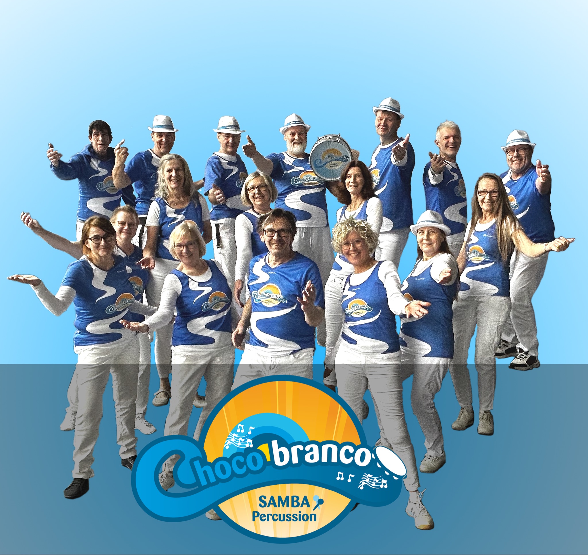 Gruppebild der Sambagruppe Choco Branco vor blauem Hintergrund
