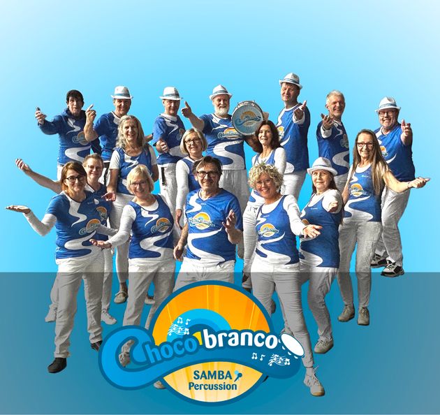 Gruppebild der Sambagruppe Choco Branco vor blauem Hintergrund