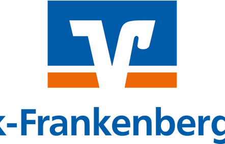 Ein V auf blau-weiß-orangenem Hintergrund. Darunter der Schriftzug 