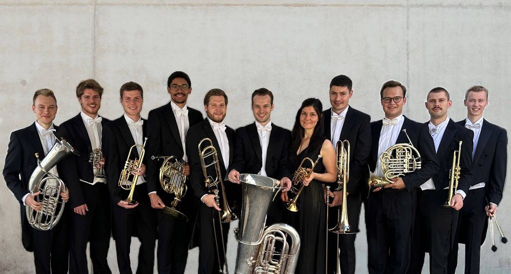 Mitglieder des Ensemles HessenBrass mit Musikinstrumenten