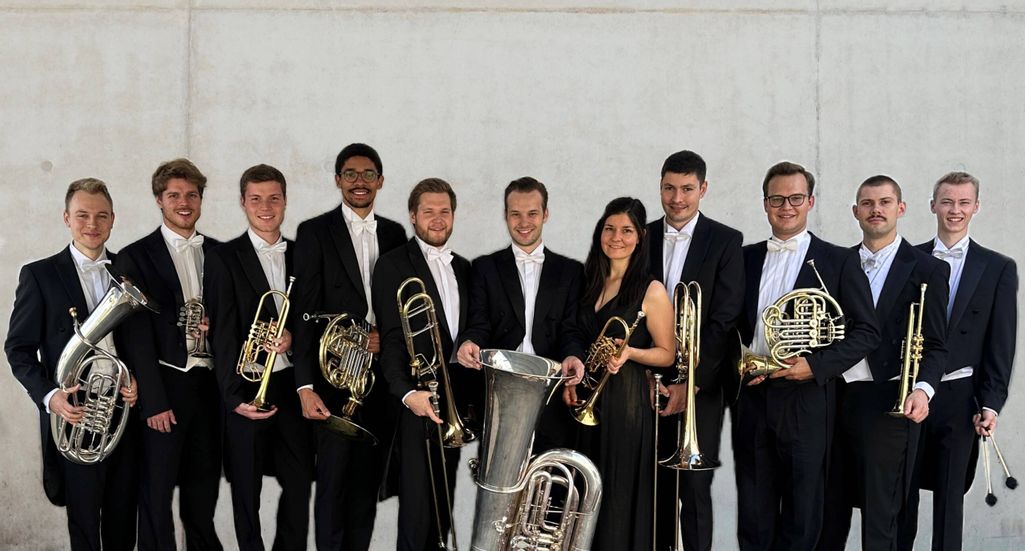 Mitglieder des Ensemles HessenBrass mit Musikinstrumenten