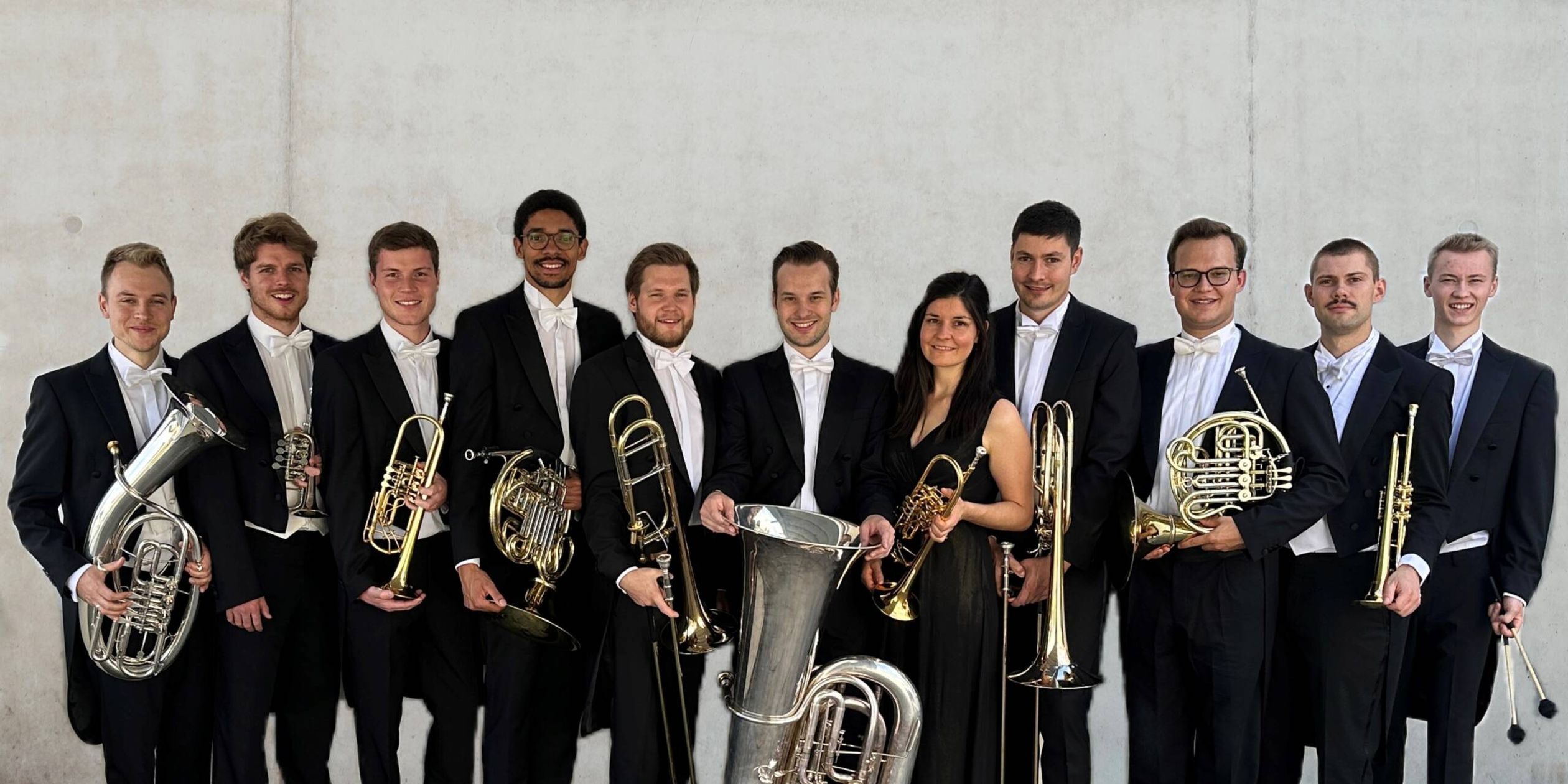 Mitglieder des Ensemles HessenBrass mit Musikinstrumenten