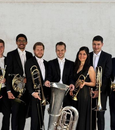 Mitglieder des Ensemles HessenBrass mit Musikinstrumenten