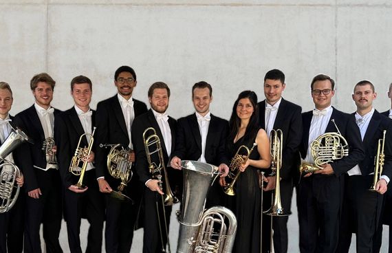 Mitglieder des Ensemles HessenBrass mit Musikinstrumenten
