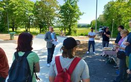 Der Bürgermeister hält eine Rede vor der neuen Skateanlage