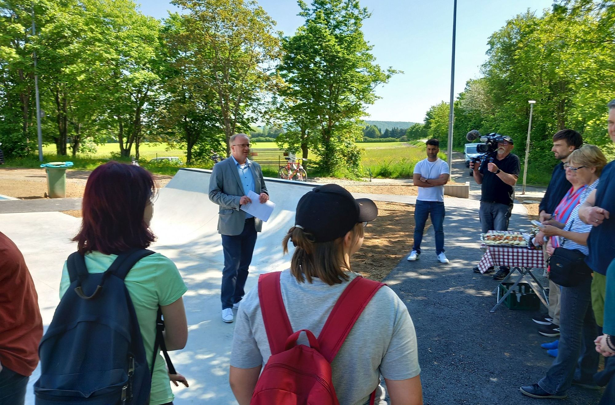 Der Bürgermeister hält eine Rede vor der neuen Skateanlage
