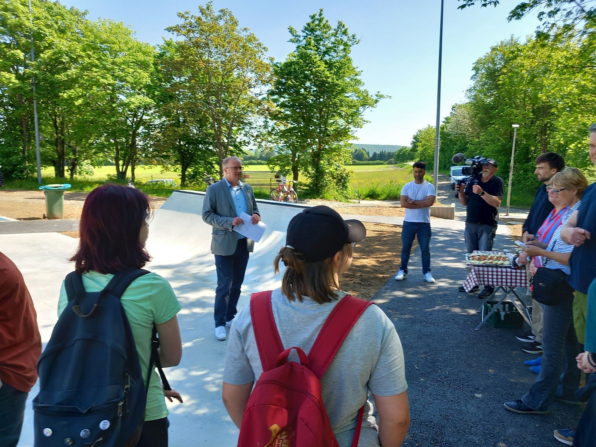 Der Bürgermeister hält eine Rede vor der neuen Skateanlage