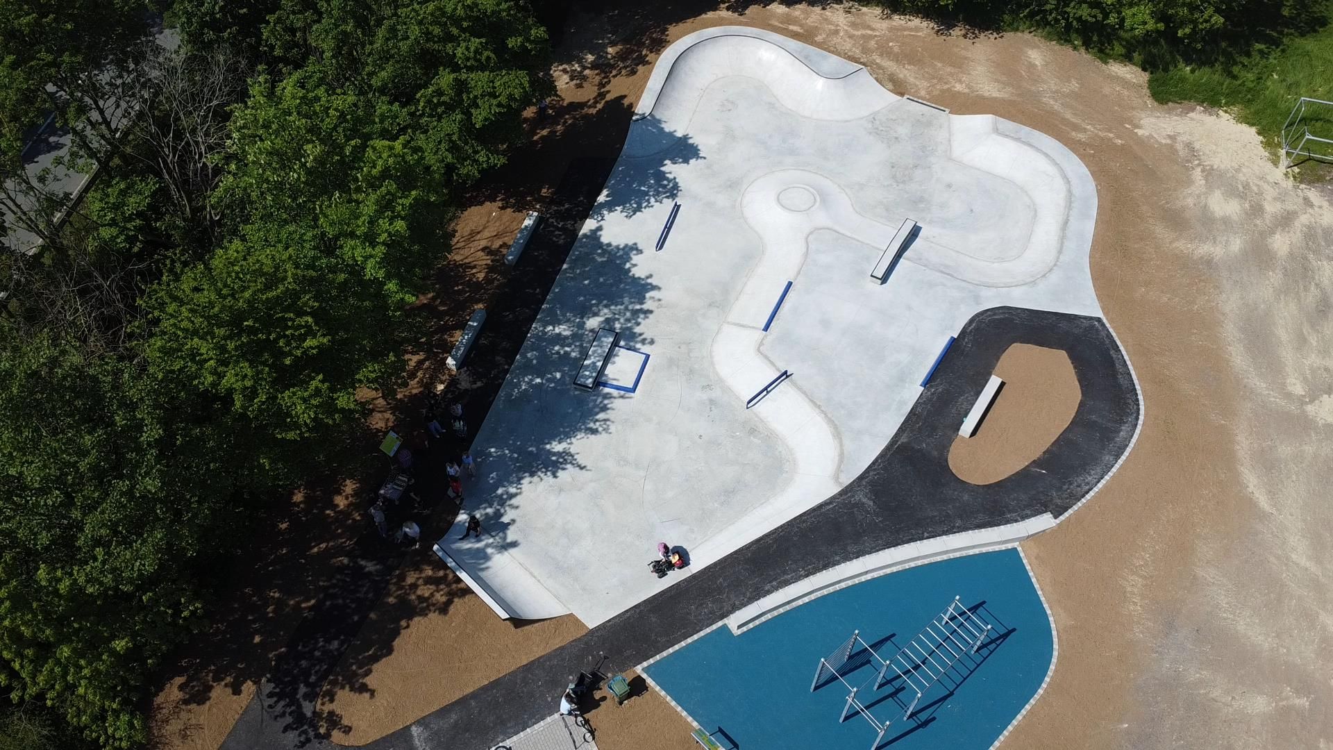 Blick aus der Luft auf die neue Skateanlage und die Natur die sie umgibt