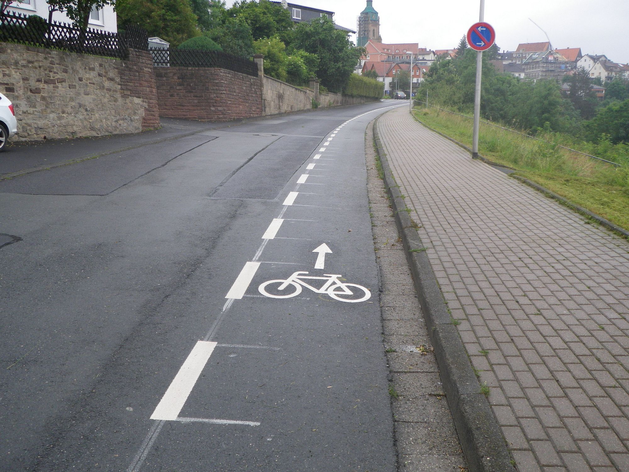 Blick von der Stresemannstraße bergauf in Richtung Altstadt. In der Ferne sieht man die Stadtkirche emporragen.