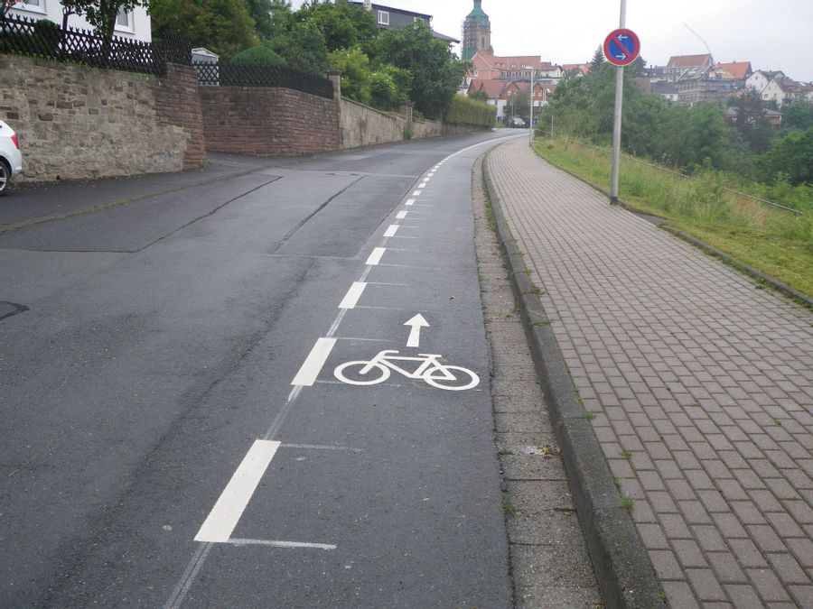 Blick von der Stresemannstraße bergauf in Richtung Altstadt. In der Ferne sieht man die Stadtkirche emporragen.