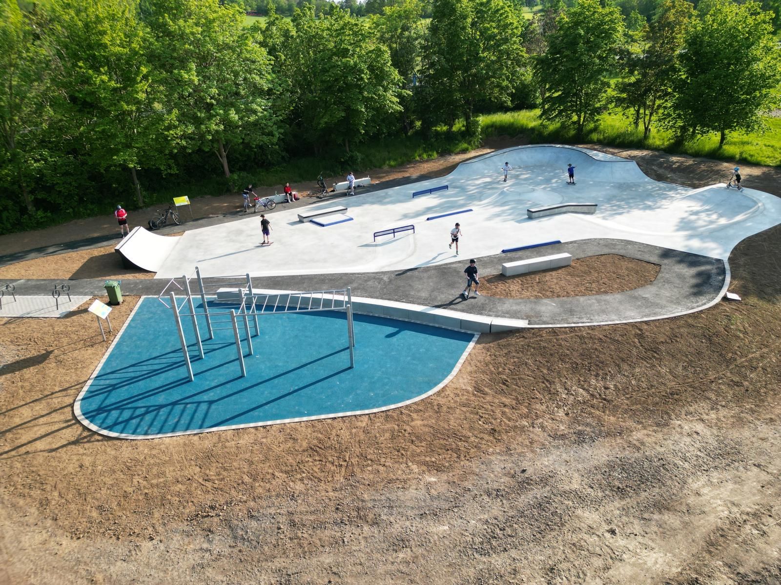 Blick aus der Luft auf die neue Skateanlage und die Natur die sie umgibt