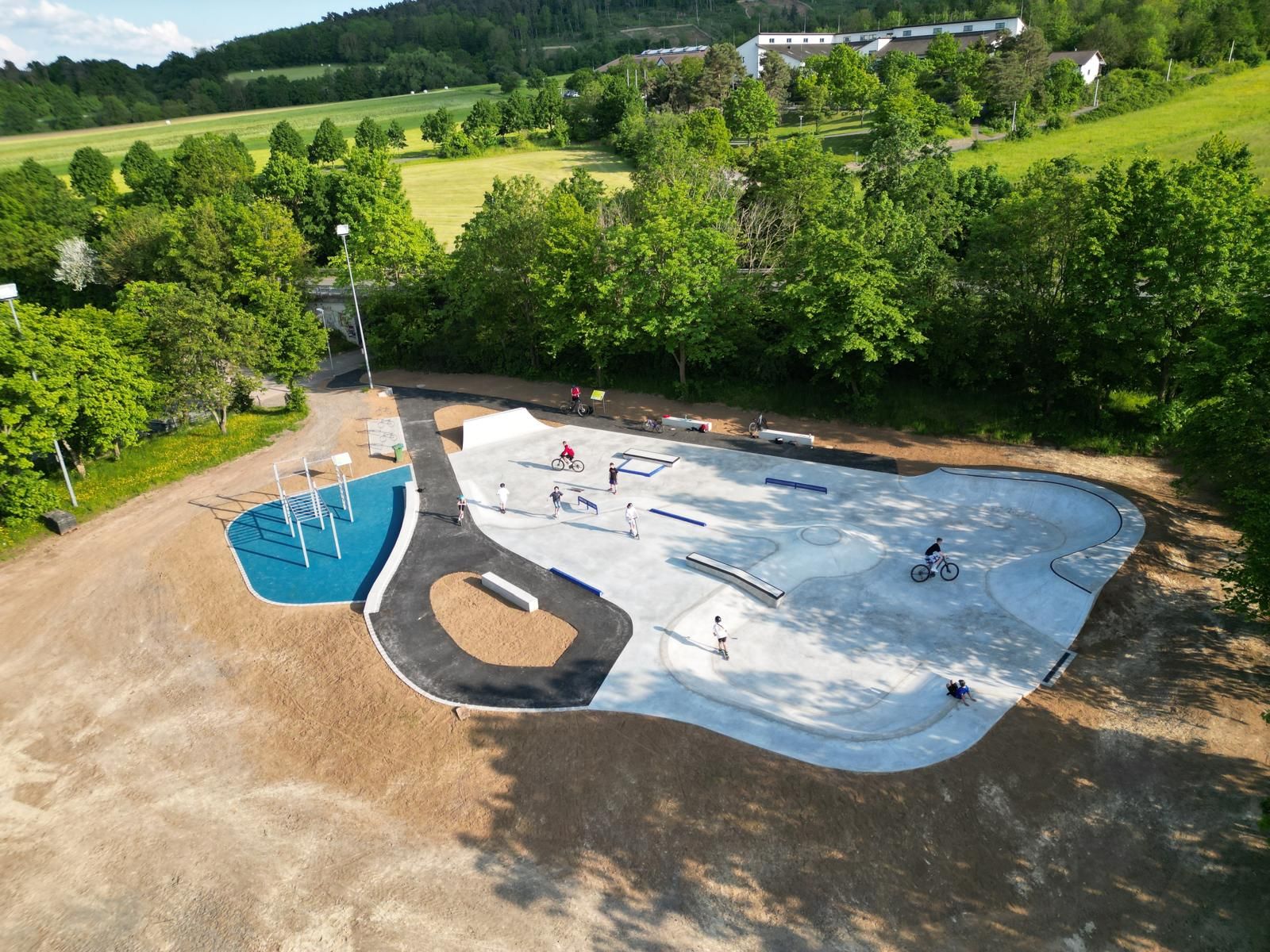 Blick aus der Luft auf die neue Skateanlage und die Natur die sie umgibt