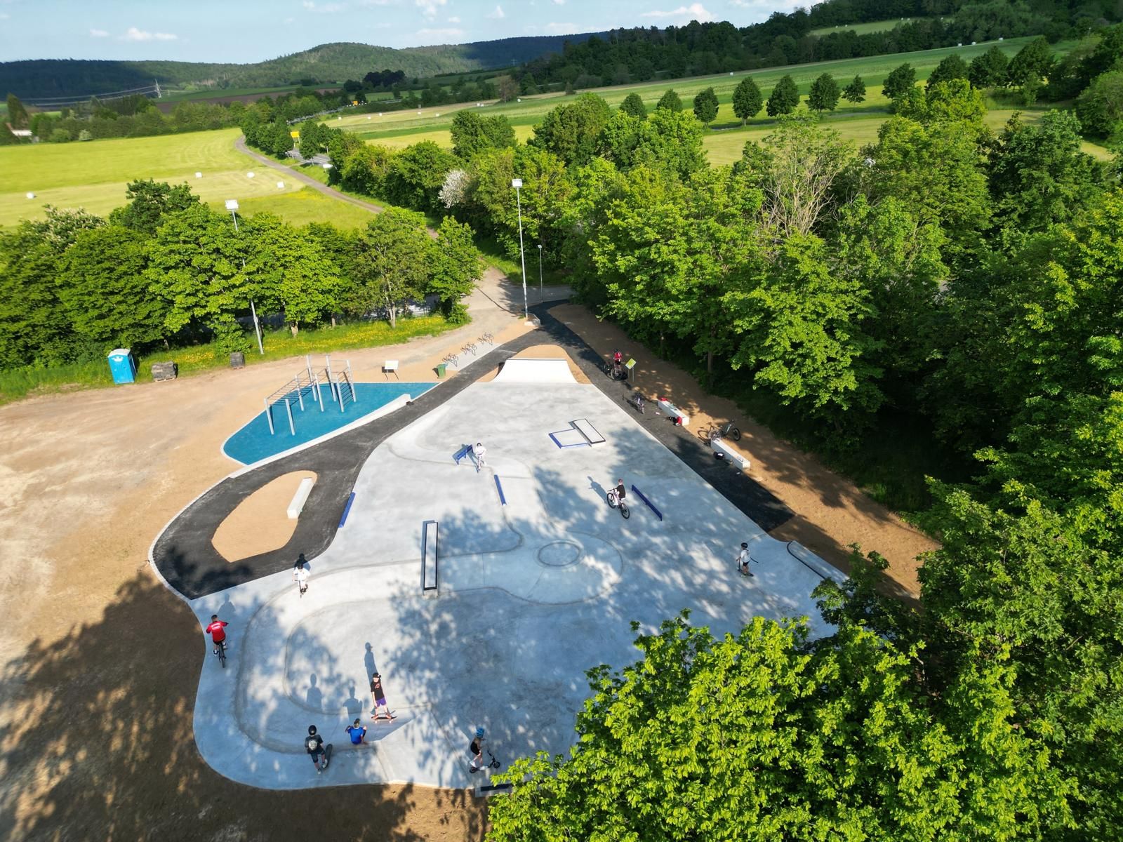 Blick aus der Luft auf die neue Skateanlage und die Natur die sie umgibt