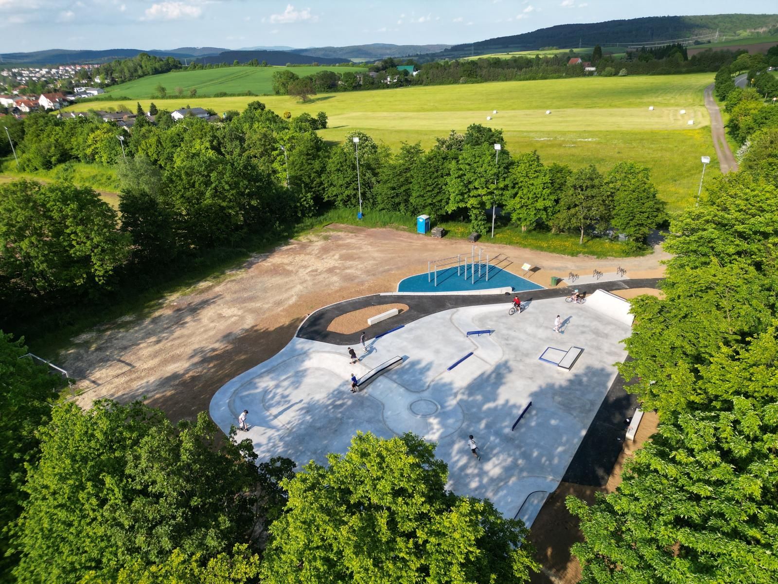 Blick aus der Luft auf die neue Skateanlage und die Natur die sie umgibt